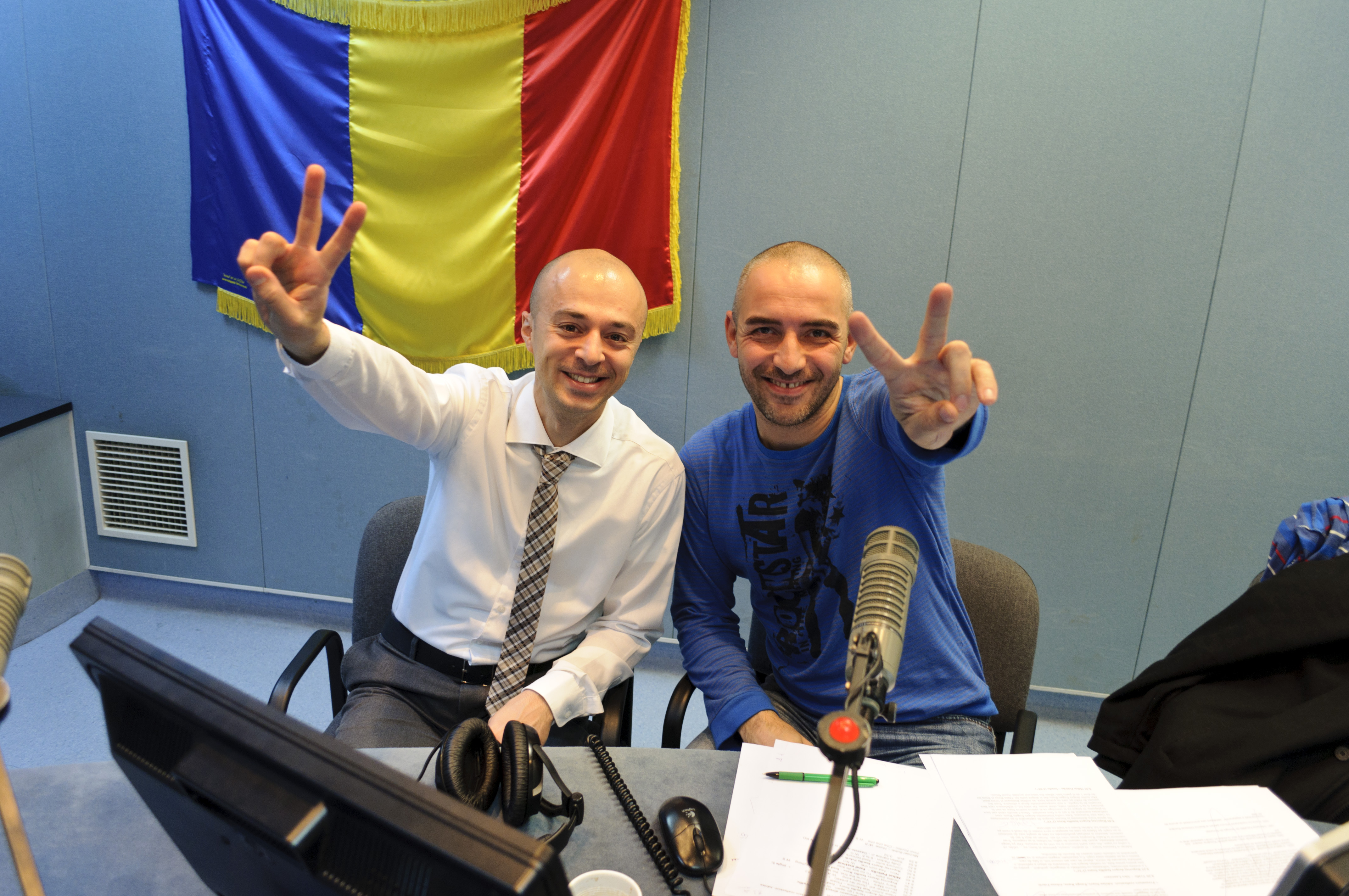 Andrei Roşu (st&acirc;nga), cel care a reuşit performanţa să alerge &icirc;n numai  un an pe şapte continente, a fost invitatul lui Felix Crainicu (dreapta)  &icirc;n cadrul emisiunii Matinal de la Radio Rom&acirc;nia Actualităţi.