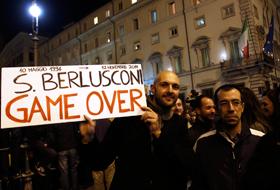 Manifestanţi din Roma care aşteptau anunţarea demisiei premierului Silvio Berlusconi.