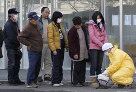 Persoane din oraşul japonez Nihonmatsu, verificate de posibile semne de iradiere.
