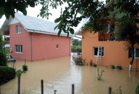 Urmări ale inundaţiilor de anul trecut din Bacău.