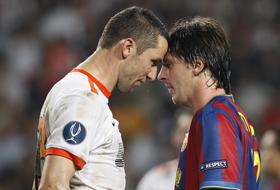 Lionel Messi se va &icirc;nt&acirc;lni cu croatul Darjo Srna.