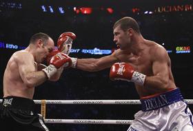 Lucian Bute(dreapta) și Brian Magee(st&acirc;nga) &icirc;n partida disputată la Bell Centre din Montreal.