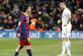 Lionel Messi (st&acirc;nga) şi Cristiano Ronaldo sunt vedetele celor două echipe.