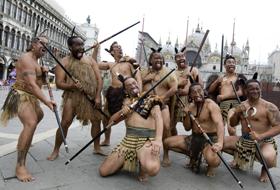 Membrii unui grup tradiţional Maori.