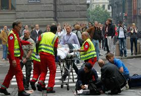 Echipele de salvare acordă &icirc;ngrijiri răniţilor.
