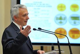 Guvernatorul BNR Mugur Isărescu lansează două monede cu ocazia &icirc;mplinirii a 130 de ani de la &icirc;nfiinţarea Băncii Naţionale.