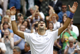 S&acirc;rbul Novak Djokovici sărbătoreşte c&acirc;ştigarea finalei de la Wimbledon.