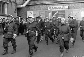 Nicolae Ceauşescu alături de minerii din Valea Jiului, &icirc;n noiembrie 1977.