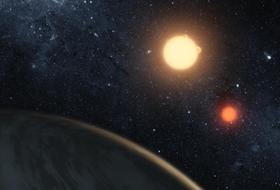 Planetă care orbitează &icirc;n jurul a doi sori.