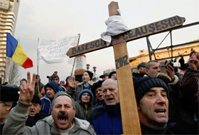 Protestatari &icirc;n Piaţa Universităţii din Bucureşti.