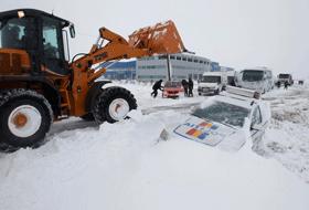Mai multe drumuri naţionale sunt blocate din cauza viscolului şi a zăpezii.