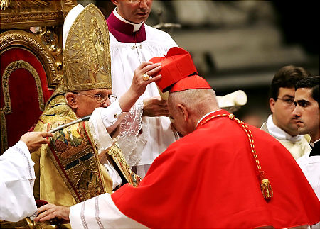 Investirea unui cardinal de papa Benedict al XVI-lea, la ultimul concistoriu din noiembrie 2010