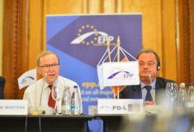 Preşedintele PPE Wilfried Martens(stg.) şi preşedintele PDL, Vasile Blaga.