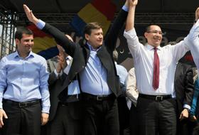 Liderul PC, Daniel Constantin (stg.), Crin Antonescu, premierul Victor Ponta (dr.).