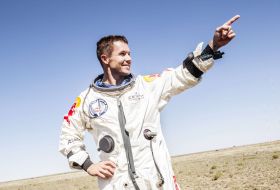 Felix Baumgartner sărbătorindu-şi recordul.