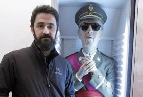 Eugenio Merino cu sculptura Always Franco.