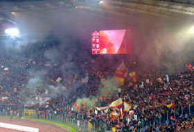 Suporteril ai echipei AS Roma de pe Stadionul Olimpico din Roma.