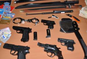 Arme capturate de poliţia spaniolă de la grupurile de rom&acirc;ni care controlau prostituţia din centrul Madridului.