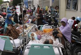 Pacienţi evacuaţi după cutremurul din Indonezia.