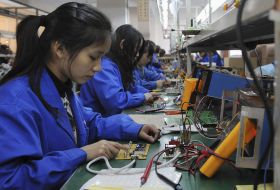Muncitoare chineze &icirc;n fabrică.