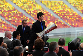 Trofeul Europa League, prezentat pe Arena Naţională de Cristian Săpunaru.
