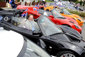 Ambasadorul Marii Britanii &icirc;n Rom&acirc;nia, Martin Harris, la parada de maşini sport britanice cu ocazia Jubileului de Diamant al Reginei Elisabeta a II-a.