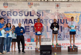 Podiumul de premiere la Crosul şi Semimaratonul judeţului Arad.