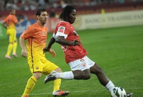 Leo Messi (st&acirc;nga) şi Paul Koulibaly (dreapta), &icirc;n timpul meciului amical dintre Dinamo şi FC Barcelona, desfăşurat pe Arena Naţională.