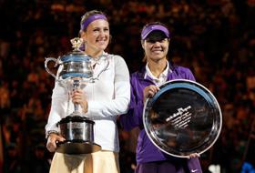 Victoria Azarenka (st&acirc;nga) şi Na Li (dreapta) &icirc;n finala Marelui Şlem de la Melbourne.