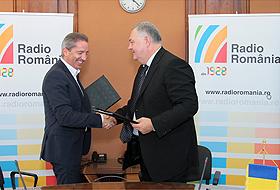 Directorul General al Radio-Televiziunii din Slovacia, Vaclav Mika (st&acirc;nga) şi Preşedinte Director General al Radiodifuziunii  Rom&acirc;ne, Ovidiu Miculescu (dreapta).