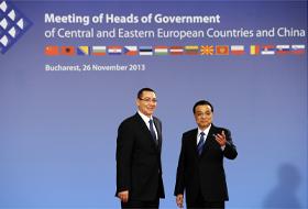 Premierul chinez Li Keqiang (dreapta) şi primul-ministru Victor Ponta la Forumul Economic şi Comercial  China-Europa centrală şi de Est.