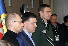De la st&acirc;nga la dreapta: Arseni Yatsenyuk ('Batkivschina&quot;), Oleg Tyagnibok ('Svoboda&quot;), Vitali Klihcko (UDAR).