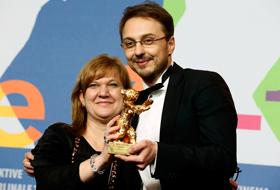 Filmul &quot;Poziţia copilului&quot; a c&acirc;ştigat trofeul Ursul de Aur. Producătorul Ada Solomon (st&acirc;nga) şi regizorul Călin Peter Netzer (dreapta).