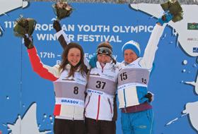 Sportiva rom&acirc;ncă Dorottya Buzaş (st&acirc;nga) medaliată cu argint la proba de biatlon.