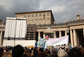 Mii de pelerini au venit să asculte &quot;Ultimul Angelus&quot; al Papei Benedict al XVI-lea.