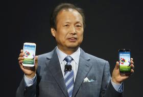 Preşedintele diviziei de Comunicaţii Mobile a Samsung, JK Shin, prezintă modelul Galaxy S4. Foto Reuters.