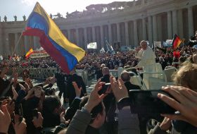 Papa Francisc, &icirc;n drum spre liturghia de inaugurare a pontificatului.