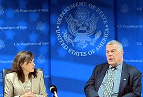  Subsecretarul de Stat Tara Sonenshine (st&acirc;nga) şi ambasadorul Michael G. Kozak (dreapta).