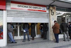 Oameni care aşteaptă deschiderea unui oficiu de angajări &icirc;n Madrid.