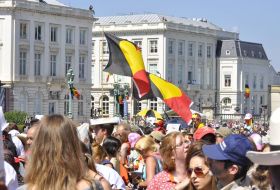 Belgienii au ieşit &icirc;n stradă pentru a marca schimbarea suveranului. Foto Cerasela Rădulescu.