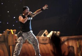 Vocalistul trupei Iron Maiden Bruce Dickinson &icirc;n concert la Sziget.