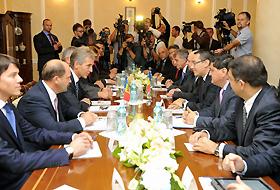 &Icirc;nt&acirc;lnirea premierului Victor Ponta (dreapta) cu primul-ministru al Republicii Moldova, Iurie Leancă (st&acirc;nga).