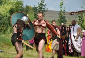 Festivalul roman de la Călugăreni, din judeţul Mureş.