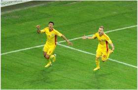 Ciprian Marica (stanga) deschide scorul in meciul Romania - Ungaria.