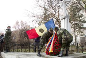 Depunere de coroane de flori la Troiţa din faţa Sălii Radio din Bucureşti.