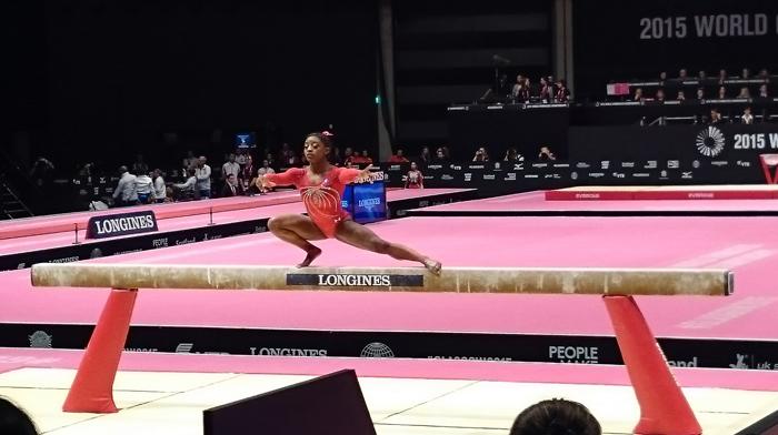 Americanca Simone Biles la b&acirc;rnă.
