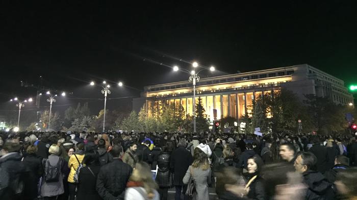 Mii de protestatari &icirc;n Piața Victoriei.