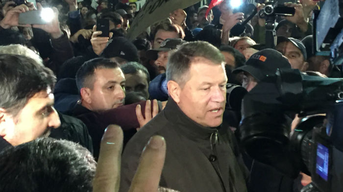 Președintele Klaus Iohannis ăn Piata Universitatii.