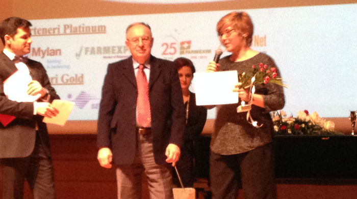  Colega noastră, redactorul Marilena Fr&acirc;ncu (dreapta), a primit Premiul pentru profesionalism &icirc;n jurnalism farmaceutic.