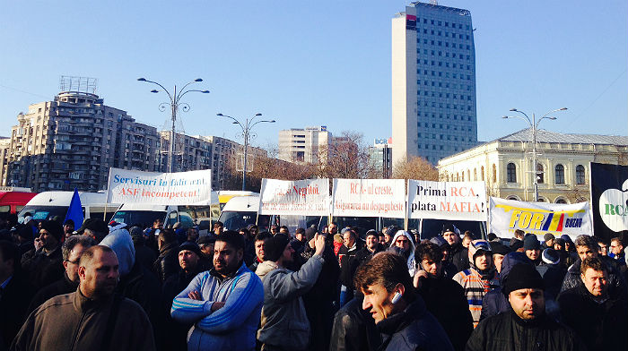 Protest al transportatorilor &icirc;n piața Victoriei.